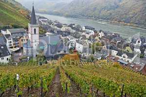 Assmannshausen und die Pfarrkirche Heiligkreuz, Deutschland