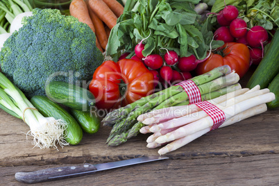 Weißer und grüner Spargel