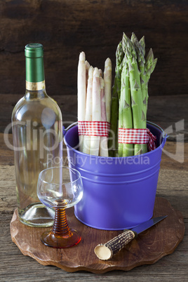 Frischer Spargel und Wein