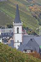 Assmannshausen und die Pfarrkirche Heiligkreuz, Deutschland