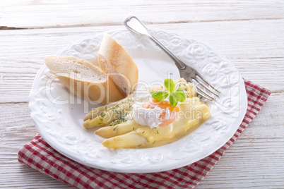 asparagus with sauce