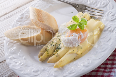 asparagus with sauce