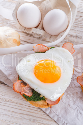 bread au gratin with fried egg and spinach