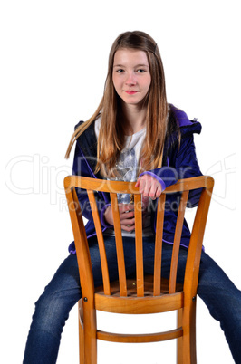 cooles Mädchen auf einem Stuhl