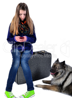 Mädchen mit Koffer und Hund
