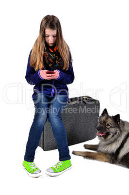 Mädchen mit Koffer und Hund