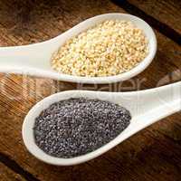 Sesame seeds and poppy seeds