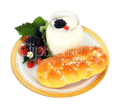 yogurt with blackberries and brioche