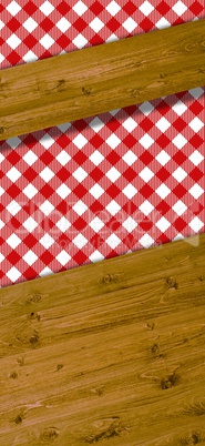 Holzbretter als Text-Hintergrund mit Tischdecke in weiß und rot