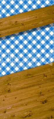 Holzbretter als Text-Hintergrund mit Tischdecke in weiß und blau
