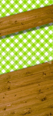Holzbretter als Text-Hintergrund mit Tischdecke in weiß und grün