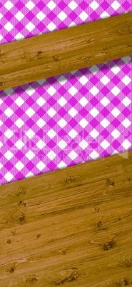Holzbretter als Text-Hintergrund mit Tischdecke in weiß und pink