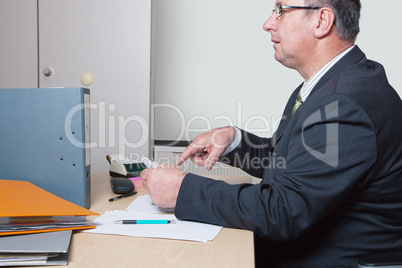 Mann am Schreibtisch