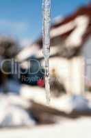 Eiszapfen vor Haus - icicle in front of family home