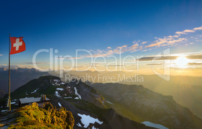 Sonnenuntergang über den Schweizer Alpen