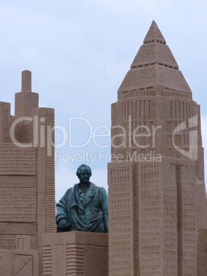 Hochhaus-Sandskulptur