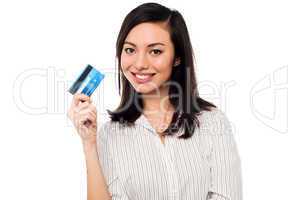 Junge Frau mit einer Kreditkarte
