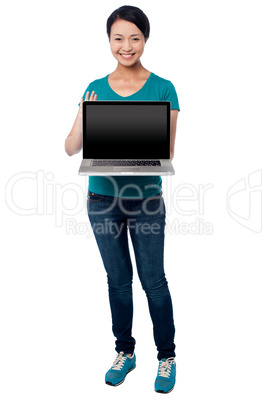 Salesgirl presenting brand new laptop for sale