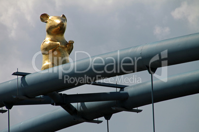 Goldene Ratte auf der Werderbrücke in Hameln