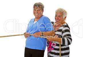 Seniorinnen ziehen an einem Strang