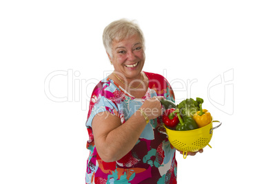 Seniorin mit frischem Gemuese