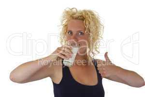 Frau trinkt Milch