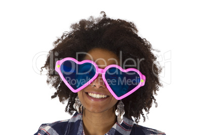 Afroamerikanerin mit lustiger Sonnenbrille