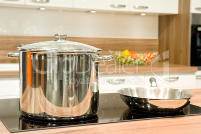 topf und bratpfanne in einer küche pot and pan in the kitchen