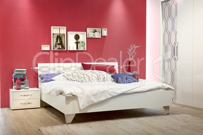 weißes schlafzimmer mit roter wand white bedroom with red wall