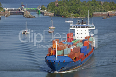 Containerschiff auf dem Nord-Ostsee-Kanal in Kiel, Deutschland