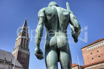 Statue der Schwerträger auf dem Rathausplatz in Kiel, Deutschla