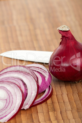 Rote Zwiebel auf Schneidebrett