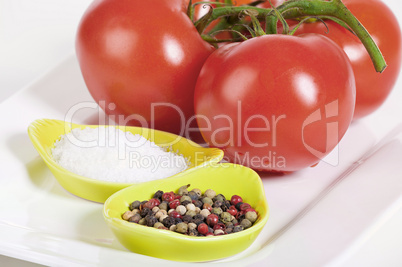 Tomaten mit Salz und Pfefferkörnern