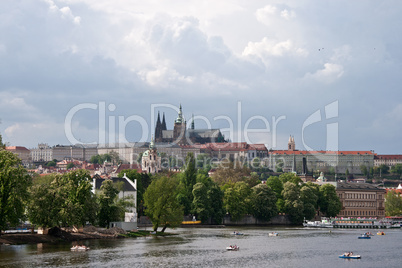 Blick auf die Prager Burg vor dem Regen