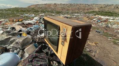 DOLLY: Abandoned Vintage TV On The Landfill