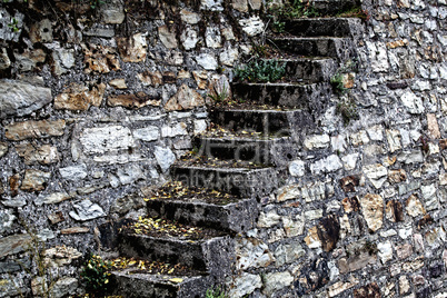 Alte Treppe an einer Natursteinmauer