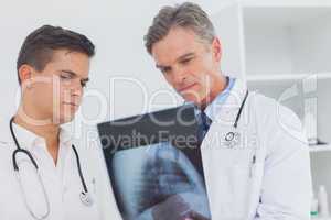 Two doctors analysing an xray