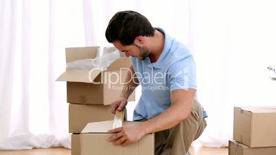 Man closing a moving box