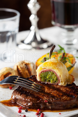 Steak mit gegrilltem Kartoffeln auf einem Teller