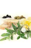 Olivenölflasche mit Oliven