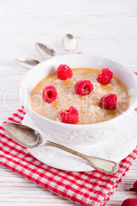 oatmeal with fresh raspberry