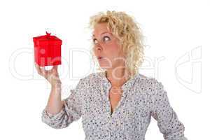 Frau mit rotem Geschenk