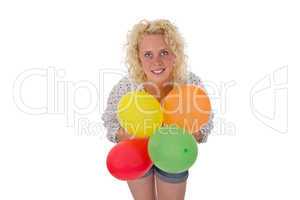 Junge Frau mit Luftballons