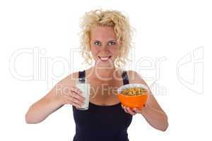 Junge Frau mit Milch und Cornflakes