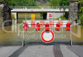 Straße gesperrt wegen Hochwasser