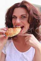 Lecker croissant mit einer hübschen Frau beim essen,Delicious croissant with a pretty woman to attach
