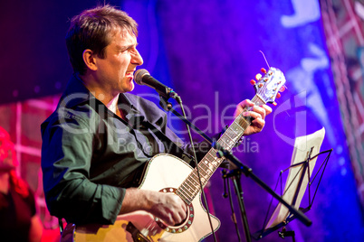 musician plays a guitar