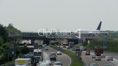 Flugzeug rollt über Autobahnbrücke