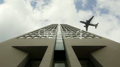 Flugzeug überfliegt Gebäude