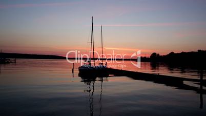 See bei Sonnenuntergang mit Boot